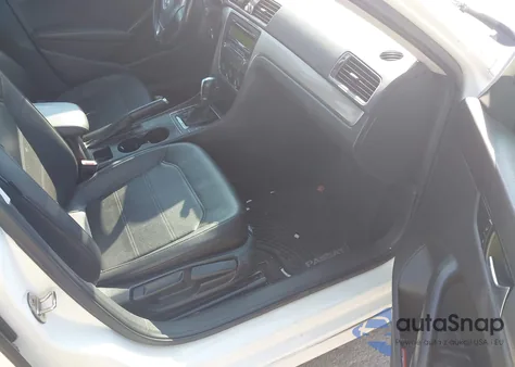 2015 Volkswagen Passat 1.8T Wolfsburg Edition z USA, uszkodzony, nr VIN 1VWAT7A35FC048725